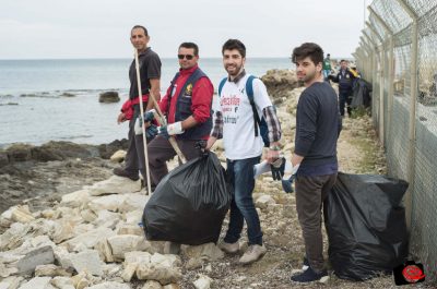I pescatori di Porto Cesareo a "pesca di immondizia" - Corriere Salentino