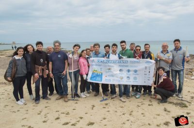 I pescatori di Porto Cesareo a "pesca di immondizia" - Corriere Salentino