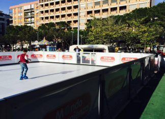 Pista di pattinaggio in Piazza Mazzini: è gratis per tutti, ma le polemiche per il contributo comunale non si fermano