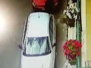 I furbetti del «rifiutino» pizzicati mentre abbandonano spazzatura in strada: le foto che svelano i trucchi di chi non paga. Multa salata - Corriere Salentino