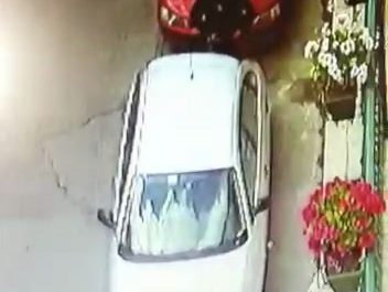 I furbetti del «rifiutino» pizzicati mentre abbandonano spazzatura in strada: le foto che svelano i trucchi di chi non paga. Multa salata - Corriere Salentino