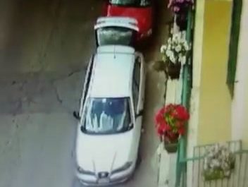 I furbetti del «rifiutino» pizzicati mentre abbandonano spazzatura in strada: le foto che svelano i trucchi di chi non paga. Multa salata - Corriere Salentino
