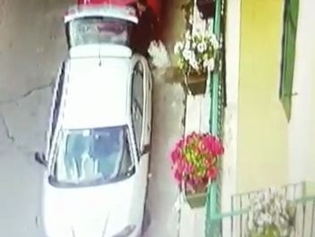 I furbetti del «rifiutino» pizzicati mentre abbandonano spazzatura in strada: le foto che svelano i trucchi di chi non paga. Multa salata - Corriere Salentino