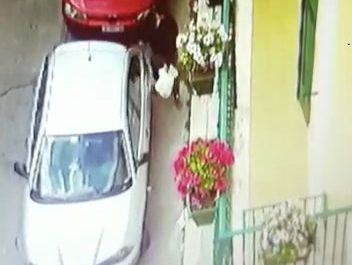 I furbetti del «rifiutino» pizzicati mentre abbandonano spazzatura in strada: le foto che svelano i trucchi di chi non paga. Multa salata - Corriere Salentino