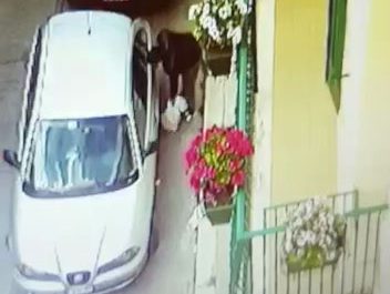 I furbetti del «rifiutino» pizzicati mentre abbandonano spazzatura in strada: le foto che svelano i trucchi di chi non paga. Multa salata - Corriere Salentino