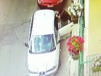 I furbetti del «rifiutino» pizzicati mentre abbandonano spazzatura in strada: le foto che svelano i trucchi di chi non paga. Multa salata - Corriere Salentino