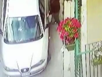 I furbetti del «rifiutino» pizzicati mentre abbandonano spazzatura in strada: le foto che svelano i trucchi di chi non paga. Multa salata - Corriere Salentino