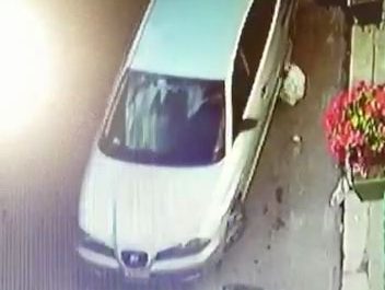 I furbetti del «rifiutino» pizzicati mentre abbandonano spazzatura in strada: le foto che svelano i trucchi di chi non paga. Multa salata - Corriere Salentino