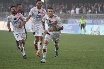 Caturano risponde a Mancuso, e Perucchini para un rigore: Sambenedettese-Lecce termina 1-1 - Corriere Salentino