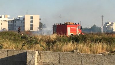 Vasto incendio alla periferia di Lecce, paura per i residenti - Corriere Salentino