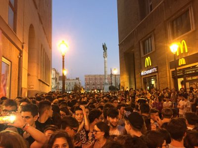 Il mistero del rapper Ghali: tutto già sentito, ma funziona. Frasi da «duro del ghetto» per milioni di click e centinaia di fan in fila anche a Lecce - Corriere Salentino