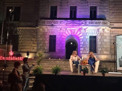 Lorella Cuccarini, la sua vita raccontata a Nardò: professionalità senza divismo e famiglia al centro - Corriere Salentino