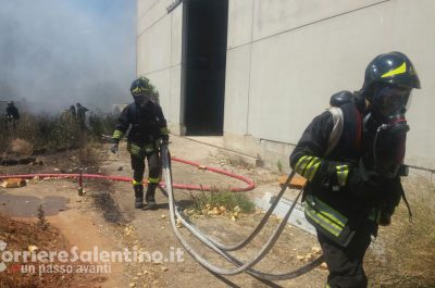 Vasto incendio nell'ex azienda di sottaceti, paura in mattinata nella zona industriale di Presicce - Corriere Salentino