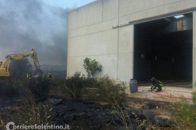 Vasto incendio nell'ex azienda di sottaceti, paura in mattinata nella zona industriale di Presicce - Corriere Salentino