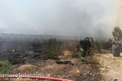 Vasto incendio nell'ex azienda di sottaceti, paura in mattinata nella zona industriale di Presicce - Corriere Salentino