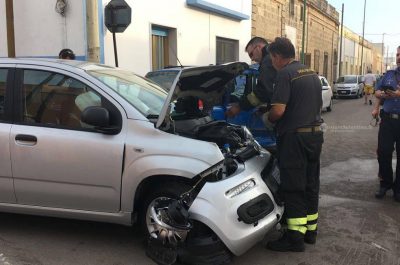 Donna rimane intrappolata nell'auto dopo lo scontro, paura a Salve - Corriere Salentino