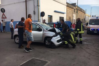 Donna rimane intrappolata nell'auto dopo lo scontro, paura a Salve - Corriere Salentino