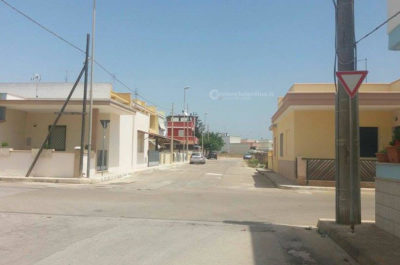 Schianto all'incrocio tra auto e motoape, 80enne in ospedale con "codice rosso" - Corriere Salentino