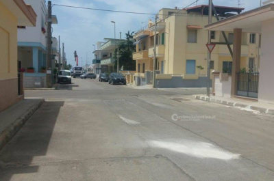 Schianto all'incrocio tra auto e motoape, 80enne in ospedale con "codice rosso" - Corriere Salentino