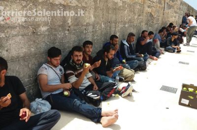 Barca a vela bloccata nel canale d’Otranto: rintracciati 43 migranti, tra cui 11 minori - Corriere Salentino