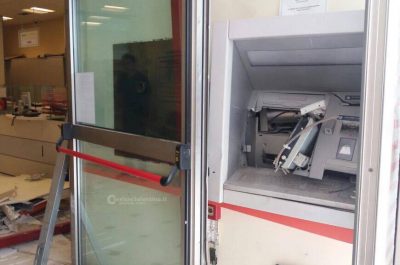 Bancomat in aria con l'acetilene, ma l'esplosione brucia parte del bottino - Corriere Salentino