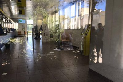 Lo attendono sull'uscio delle Poste e lo rapinano colpendolo col calcio di una pistola: paura per un tabaccaio 55enne - Corriere Salentino