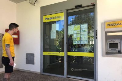 Lo attendono sull'uscio delle Poste e lo rapinano colpendolo col calcio di una pistola: paura per un tabaccaio 55enne - Corriere Salentino