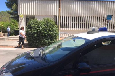 Lo attendono sull'uscio delle Poste e lo rapinano colpendolo col calcio di una pistola: paura per un tabaccaio 55enne - Corriere Salentino