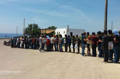 Sbarcano dallo yacht nel Capo di Leuca: rintracciati 78 migranti, bloccati i presunti scafisti - Corriere Salentino