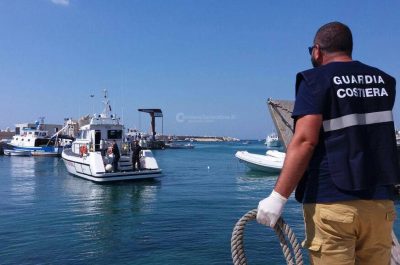 Barca a vela bloccata nel canale d’Otranto: rintracciati 43 migranti, tra cui 11 minori - Corriere Salentino
