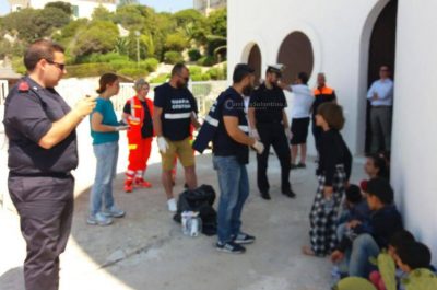 Barca a vela bloccata nel canale d’Otranto: rintracciati 43 migranti, tra cui 11 minori - Corriere Salentino