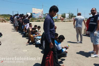 Sbarcano dallo yacht nel Capo di Leuca: rintracciati 78 migranti, bloccati i presunti scafisti - Corriere Salentino