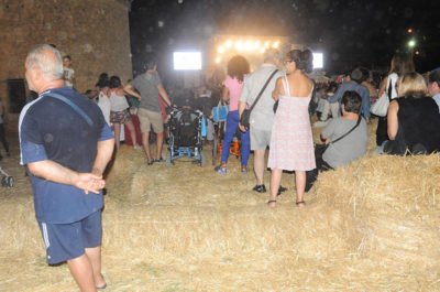 Festa, ma non per tutti. Disabili rinchiusi in "gabbia" e su pedane fatte di balle di fieno - Corriere Salentino