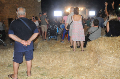 Festa, ma non per tutti. Disabili rinchiusi in "gabbia" e su pedane fatte di balle di fieno - Corriere Salentino