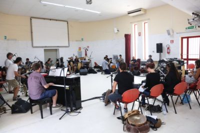 Notte della Taranta, la prova del maestro concertatore Gualazzi: c'è anche il chitarrista di Bowie - Corriere Salentino