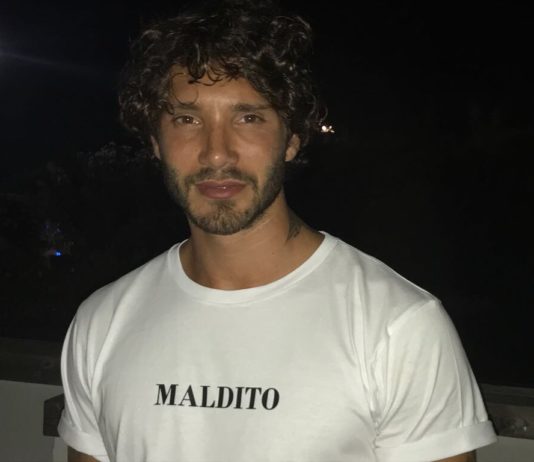 Stefano De Martino a Gallipoli: il gossip sul nuovo amore e le file di ragazzine per i selfie