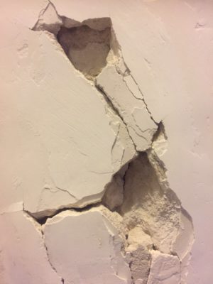 Palazzi comunali a rischio crollo, sgombero coatto: la resistenza di alcuni inquilini - Corriere Salentino