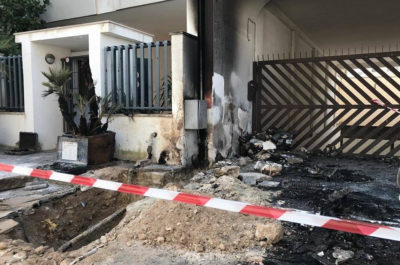 Bruciano l'auto di un giovane incensurato nel quartiere Stadio, danni anche a palazzina - Corriere Salentino