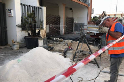 Bruciano l'auto di un giovane incensurato nel quartiere Stadio, danni anche a palazzina - Corriere Salentino