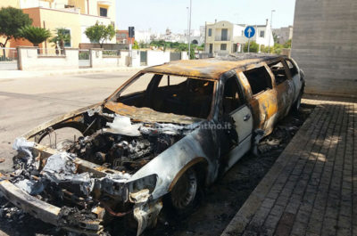 Notte "rovente" nel basso Salento, limousine distrutta dalle fiamme - Corriere Salentino