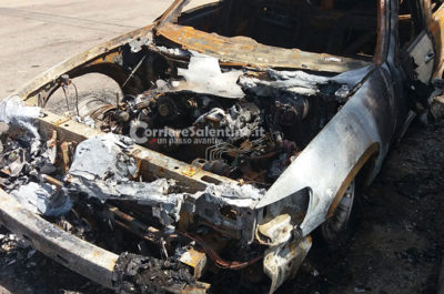 Notte "rovente" nel basso Salento, limousine distrutta dalle fiamme - Corriere Salentino