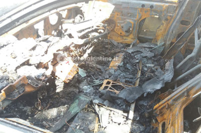 Notte "rovente" nel basso Salento, limousine distrutta dalle fiamme - Corriere Salentino