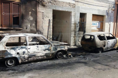 Alba di fuoco a Neviano, le fiamme distruggono due auto e danneggiano prospetto di una casa - Corriere Salentino