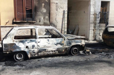 Alba di fuoco a Neviano, le fiamme distruggono due auto e danneggiano prospetto di una casa - Corriere Salentino