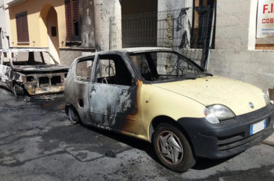 Alba di fuoco a Neviano, le fiamme distruggono due auto e danneggiano prospetto di una casa - Corriere Salentino