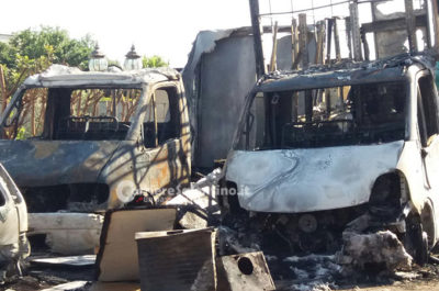 Fiamme nel piazzale della casa del titolare del mobilificio, bruciano tre auto e due furgoni - Corriere Salentino