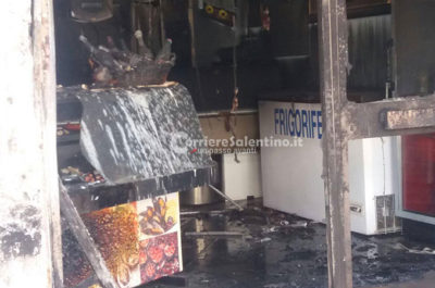 Dopo l'auto, le fiamme colpiscono la pescheria: raid incendiario a Lido Marini - Corriere Salentino