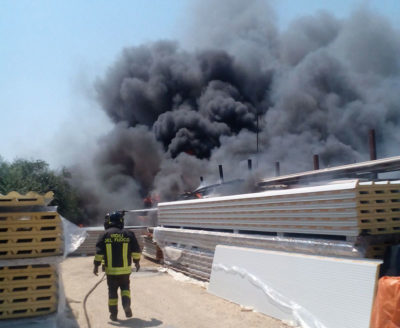 Fiamme nel deposito di ferramenta, al lavoro tre squadre di vigili del fuoco - Corriere Salentino