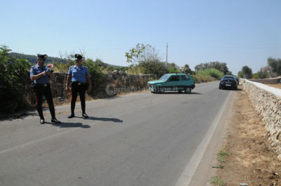 Sbalzata dall'auto dopo il doppio impatto col muro: 42enne grave in ospedale, illesa la figlia - Corriere Salentino