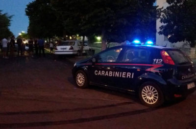 Ubriaco travolge 25 auto e motociclista, carabinieri salvano 50enne dal linciaggio della folla - Corriere Salentino